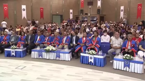 KIRIKKALE - Üniversiteyi birincilikle bitiren babaanne, mezuniyet belgesini 9 aylık torunuyla aldı