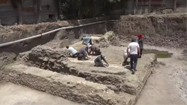 İnşaat kazısında Roma dönemi villa kalıntısı ve taban mozaiği bulundu