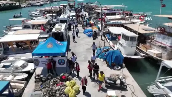 Güvercinlik koyunda kıyılardan ve denizden tonlarca çöp çıktı