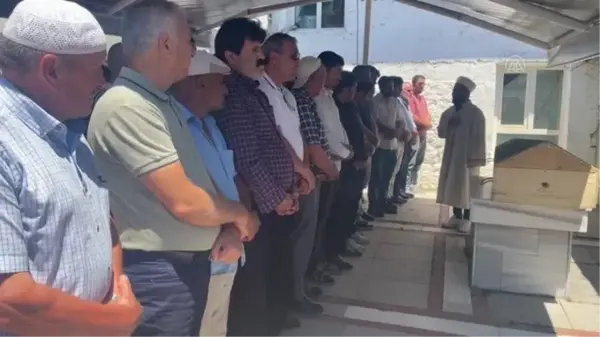 Kırklareli'nde otobüs kazasında ölen 5 yaşındaki Berat'ın cenazesi toprağa verildi