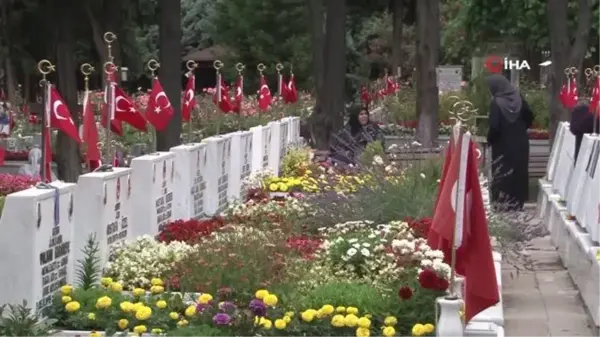 Son dakika genel: Edirnekapı Şehitliği'nde Kurban Bayramı arefesinde hüzün hakim