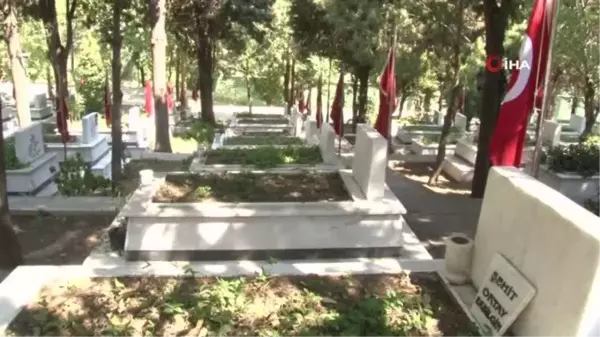 Son dakika haber | İzmir'de şehitliklerde buruk bayram arefesi