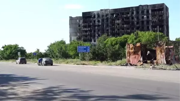 Mariupol'de yaşayan sivil halk, gıda ve su ihtiyaçları için uzun kuyruklar oluşturdu