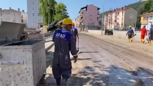 KASTAMONU - Türkiye'nin dört bir yanından gelen AFAD gönüllüleri Bozkurt'u yeniden temizledi