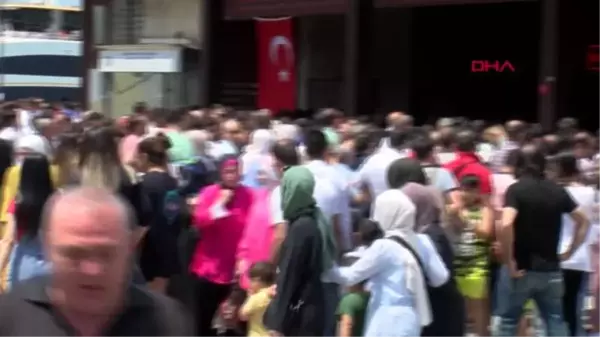 (Havadan görüntüyle) EMİNÖNÜ'NDE VAPUR SIRASI YOĞUNLUĞU