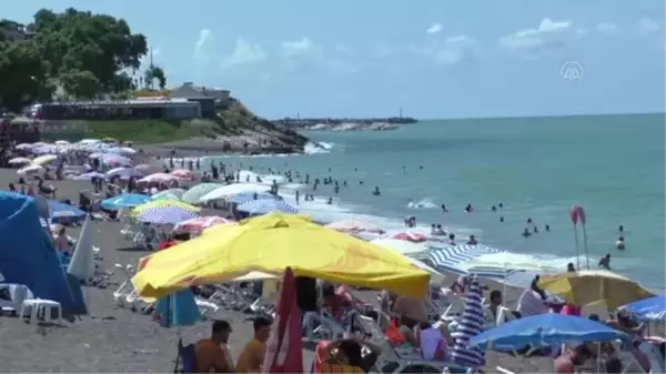 Akçakoca'da bayramın son gününde sahillerde yoğunluk oluştu