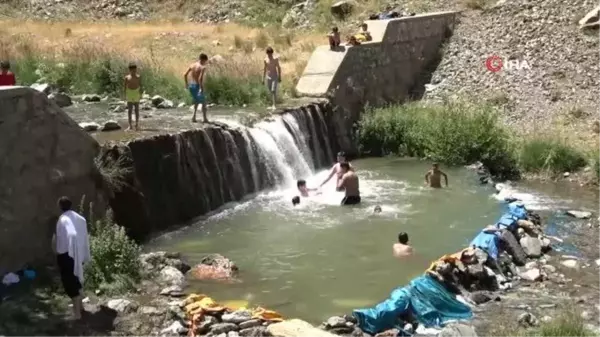 Muş'ta sıcaktan bunalan çocuklar çareyi çayda serinlemekte buldu