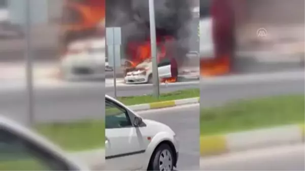 Son dakika haberi: Seyir halindeyken yangın çıkan otomobil kullanılamaz hale geldi