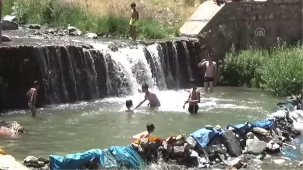 Sıcaktan bunalan çocuklar derede serinliyor