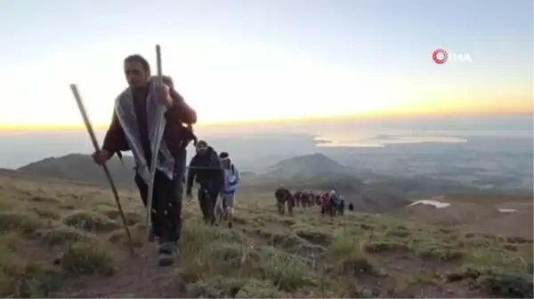 Van Gölü kirliliğine dikkat çekmek için Süphan Dağı'na tırmandılar