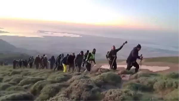 Van Gölü'ndeki kirliliğe dikkat çekmek için Süphan Dağı'na tırmandılar