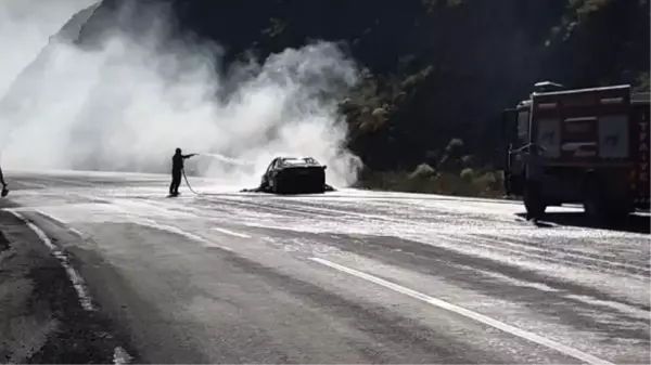 AĞRI'DA SEYİR HALİNDEYKEN YANAN OTOMOBİL NEDENİYLE YOL TRAFİĞE KAPANDI