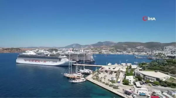 Bodrum'a demir atan 2 dev yolcu gemisi, beraberinde 2 bin 804 turist getirdi