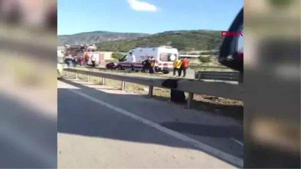 Hasta taşıyan ambulans bariyerlere çarptı: 1 ölü, 3 yaralı