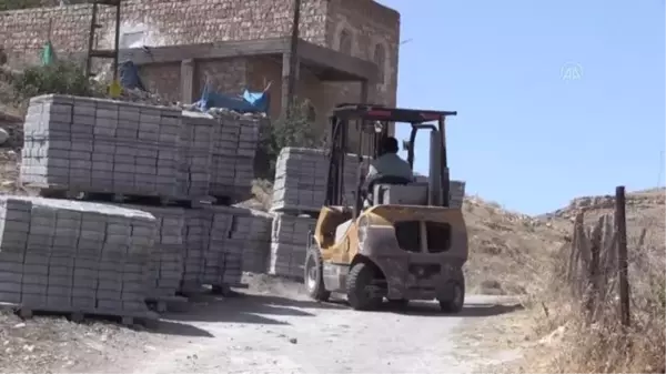 Mardin'in kırsal mahallelerinde kilitli parke taşı çalışması