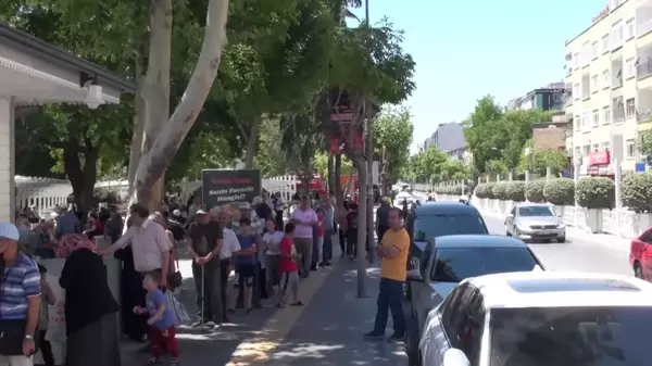 Niğde'de Halk Ekmek Kuyruğunda Bekleyen Vatandaş; 