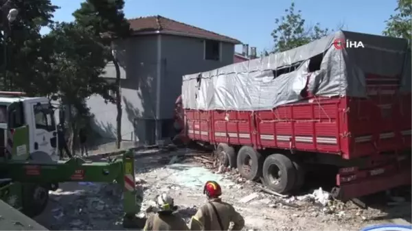 Sarıyer'de gecekondunun üzerine uçan kamyonun enkazı kaldırıldı