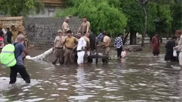 RAWALPİNDİ - Pakistan'da muson yağmurları nedeniyle ölenlerin sayısı 298'e yükseldi