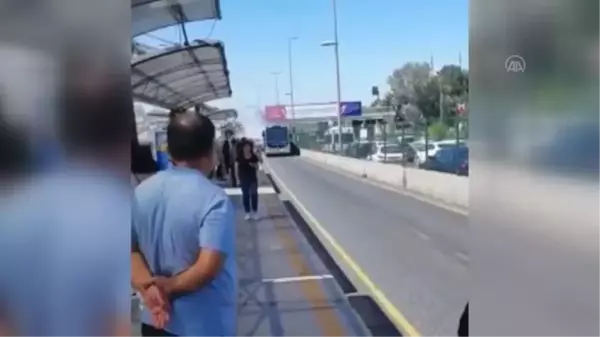 İstanbul'da duman çıkararak arızalanan metrobüsün yolcuları tahliye edildi