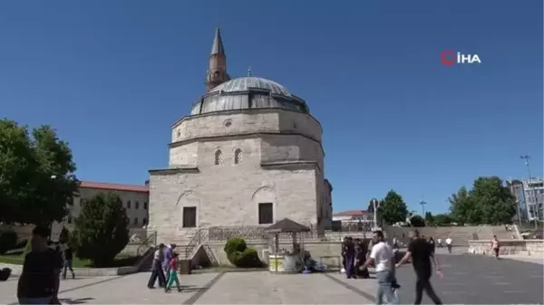 5 asırlık caminin duvarlarında yer alan taşlar, Osmanlı'da toplum ahlakını gözler önüne seriyor