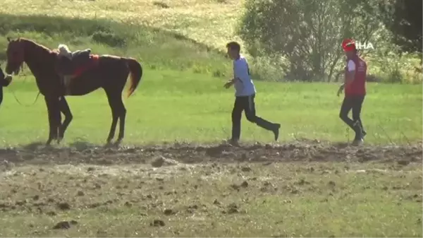 Düğün için oynanan ciritte attan düşme anları kamerada