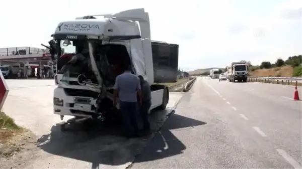 Tur otobüsü ile tırın çarpışması sonucu 4 kişi yaralandı