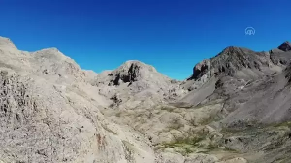 Munzur Dağları'ndaki Karagöl, doğal güzelliğiyle doğaseverleri ağırlıyor