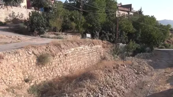 Mardin haberleri... Mardin'de Vatandaşlar, AKP'li Belediyenin Çöken İstinat Duvarı ve Yolu Yıllardır Yapmamasına Tepkili: 