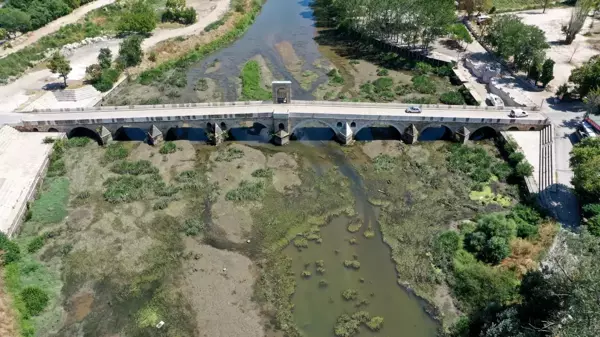 Tunca Nehri'nde debinin düşmesiyle çöpler ortaya çıktı