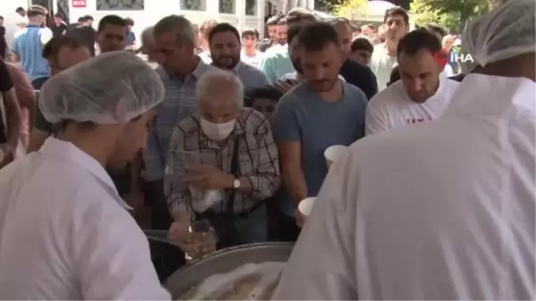 Çekmeköy'deki cami ve cemevlerinde vatandaşlara aşure ikramı