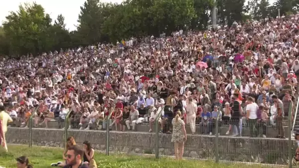 ODTÜ Öğrencileri, Mezuniyetlerini Devrim Stadyumu'nda Kutladı