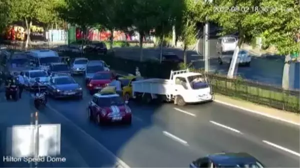 Sarıyer'de bir motorcu, tartıştığı taksiciyi durdurmak için kaputta yolculuk yaptı