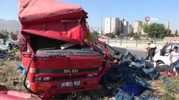 Otomobil karpuz sergisine daldı: 1 ölü