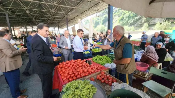 Vali pazara indi, pazarcı esnafına aşure dağıttı