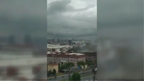 Başakşehir'deki Çorapçılar Sanayi Sitesi'nde çıkan yangın hasara yol açtı