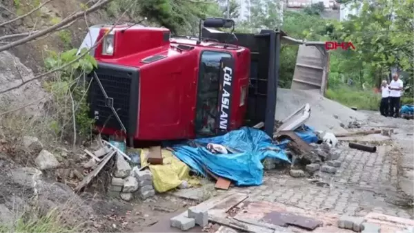 ÇAKIL YÜKLÜ KAMYON, ERGÜN PENBE'NİN BABASININ BARAKASININ ÜZERİNE DÜŞTÜ