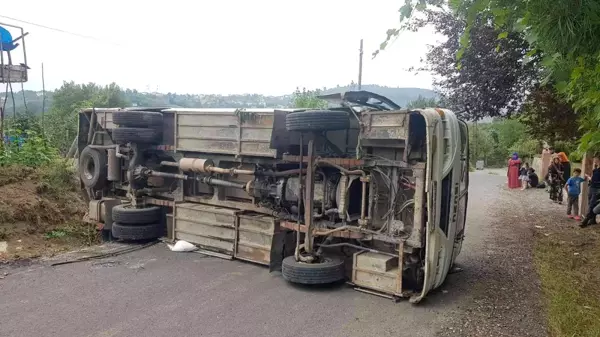 Son dakika haber... El freni çekilmeyen midibüs devrildi: 3 yaralı