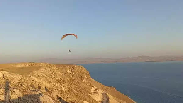 Van haberi! Yamaç paraşütü tutkunlarının yeni adresi Erciş oldu