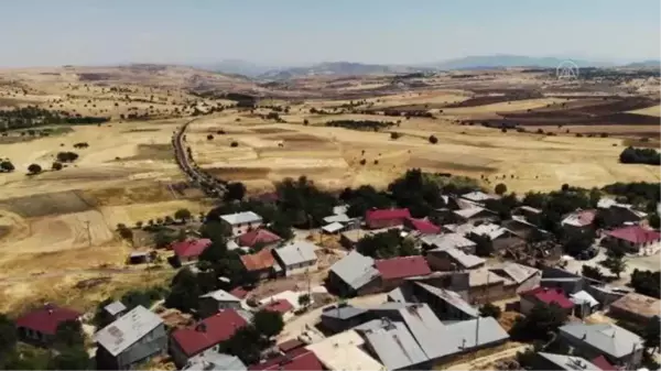 Tozkoparan Höyüğü kazısında mimari kalıntılar ve çömlek parçaları bulundu