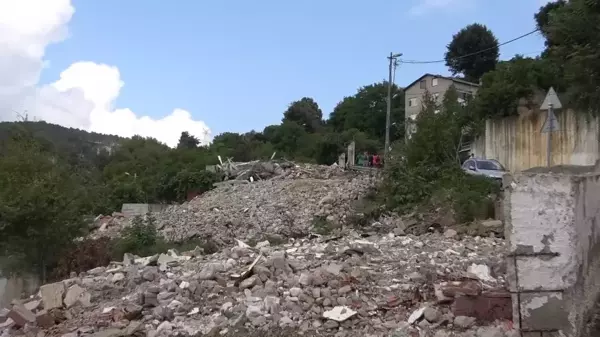 Beykoz'da Evi Yıkılan Yurttaş, Molozların Üzerinde Gözyaşı Döktü: 