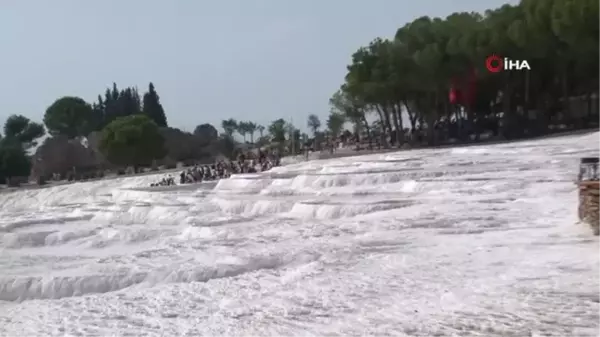 Denizli gündem haberleri | Kavurucu sıcaklardan bunalan turistler beyaz cennet 'Pamukkale'ye akın etti