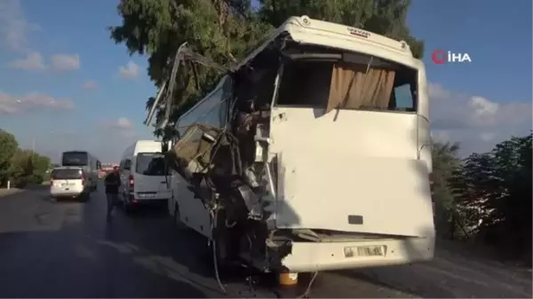 Antalya haber... Alanya'da tur otobüsü yolcu indiren servise çarptı