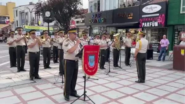 Askeri bando Zafer Bayramı konseri verdi