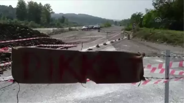 Zonguldak gündem haberi | ZONGULDAK - Bir kişi arsasından araç geçişini engellemek için yolu trafiğe kapattı