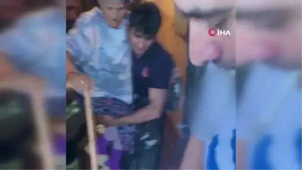 Son dakika haber... Evini su basan yaşlı kadını itfaiye eri kucağına alarak kurtardı