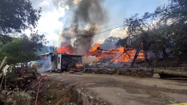 Kastamonu 3. sayfa haberleri | Kastamonu'daki yangında 10 ev küle döndü... Vatandaşlar evlerinin yanışını çaresizlikle izlediler