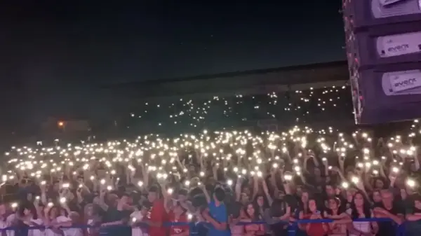 Niğde yerel haberleri... Niğde Bor'da 20 Bin Kişi İzmir Marşını Söyledi