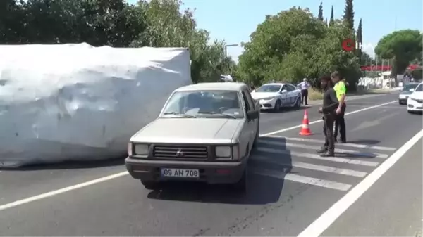 Freni boşalan kamyon araçların üstüne devrildi