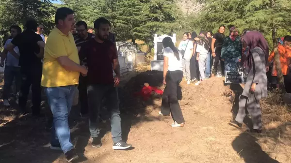 Burdur haberi | Antalya'da kazada ölen hukuk öğrencisi memleketi Burdur'da defnedildi