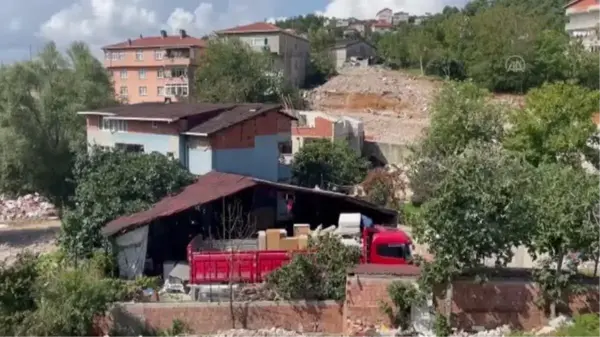 Son Dakika | Beykoz'da yıkım kararı olan binanın sakinleri çatıya çıktı